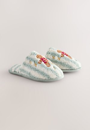 Chaussons doux bleu-vert avec une texture pelucheuse. Présentent des motifs de pain d'épice brodés et des détails rayés. Semelles souples pour le confort.