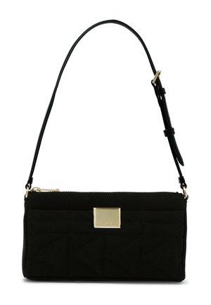 Sac à bandoulière rectangulaire noir avec sangle ajustable, texture en tissu matelassé et une plaque de marque rectangulaire dorée à l'avant.