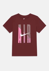 Bordo pamučna majica s grafičkim dizajnom u ružičastim, bijelim i prugastim uzorcima, s istaknutim Nike logom u središtu.