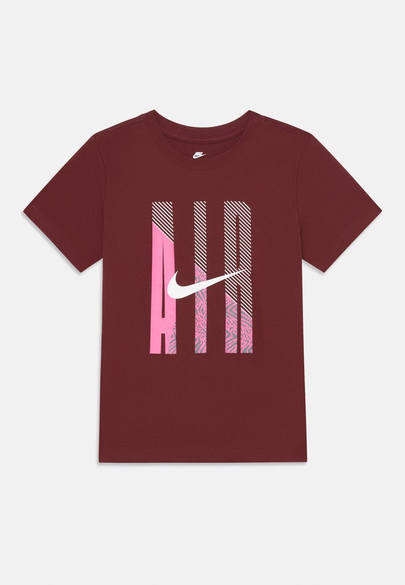 Bordo pamučna majica s grafičkim dizajnom u ružičastim, bijelim i prugastim uzorcima, s istaknutim Nike logom u središtu.
