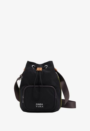 Bolso tipo cubo negro con cordón, bolsillo frontal con cremallera, correa para el hombro marrón ajustable y logo de "Bimba Y Lola" en el bolsillo.