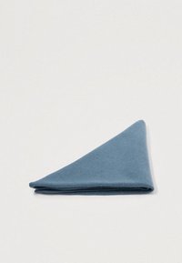 Cloș triangular din bumbac albastru pliat pe o suprafață albă.