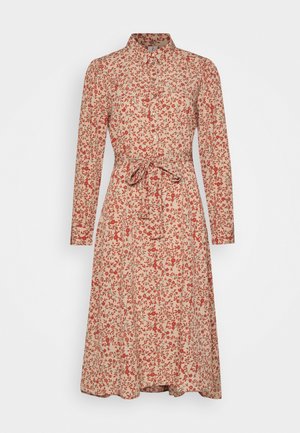 Robe midi à manches longues beige avec imprimé floral rouge, boutonnée à l'avant, col, et ceinture en tissu nouée à la taille.