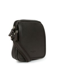 Borsa a tracolla in pelle marrone con una texture liscia, chiusura a zip e tracolla regolabile. Presenta un design minimalista con un branding discreto.