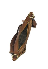 Sac à main en cuir marron avec des accents tressés, quincaillerie dorée, fermeture éclair et intérieur doté d’une doublure à motifs.