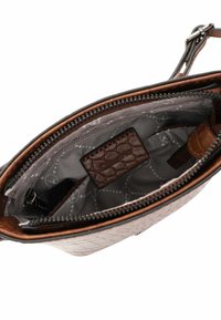 Borsa in pelle marrone con motivo imbossato, chiusura con zip, fodera interna grigia con loghi e molteplici tasche per l'organizzazione.