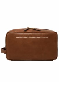 Trousse de toilette en cuir marron, de forme rectangulaire, avec une fermeture zippée et des coutures blanches contrastantes. Dispose d'une poignée latérale pour un transport facile.