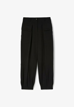 Czarne spodnie z wysokim stanem, z zapięciem na guzik, paskami, dużymi kieszeniami z przodu oraz zwężającymi się nogawkami z plisami przy kostkach.