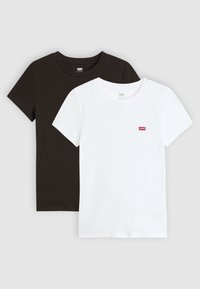 Twee korte mouwen t-shirts, één zwart en één wit, gemaakt van katoen. Elk shirt heeft een klein rood Levi's-logo op de borst.