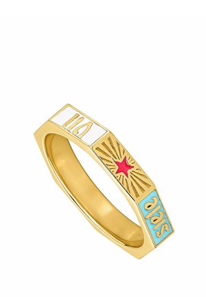 Anillo de oro con una estrella roja y diseño de resplandor solar en el centro, panel blanco con "110," y panel azul con "spa" grabados en lados opuestos.