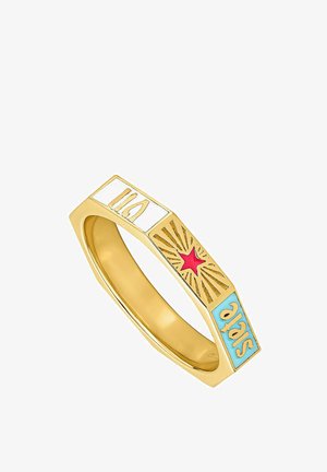 Anillo de oro con una estrella roja y diseño de resplandor solar en el centro, panel blanco con "110," y panel azul con "spa" grabados en lados opuestos.