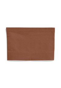 Bruine geribbelde stof met een gladde onderste zoom, voorzien van een effen patroon en minimale textuur, ontworpen in een rechthoekige vorm.