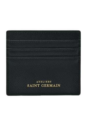 Porte-cartes en cuir noir avec quatre fentes et une surface texturée. Le texte doré indique "ATELIERS SAINT GERMAIN" en bas.