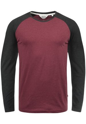 Langarm T-shirt met een bordeauxrood lichaam en donkergrijze raglan mouwen. Gemaakt van textuurstof, met een ronde halslijn en een afgewerkt label.