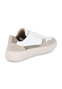 Witte sneakers met lichtgrijze en taupe suede accenten, vetersluiting, dikke rubberen zool en zachte binnenvoering.