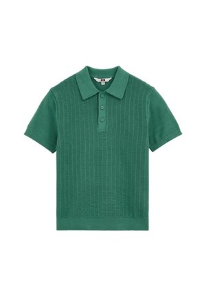 Grünes Polohemd mit kurzen Ärmeln, strukturiertem Strickmuster, Drei-Knopf-Leiste sowie geripptem Kragen und Saum.
