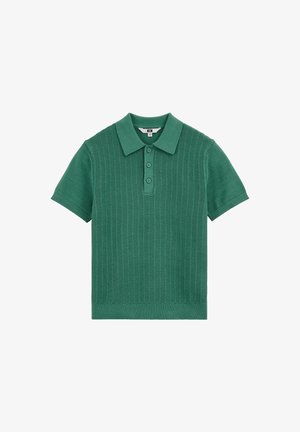 Zelené polo tričko s krátkym rukávom, textúrovaným pleteným vzorom, zapínaním na tri gombíky a rebrovaným golierom a lemom.