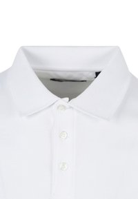 Witte polo met een textuurkraag, drie knopen bij de sluiting en een gladde stof. Minimalistisch ontwerp zonder zichtbare patronen of accenten.