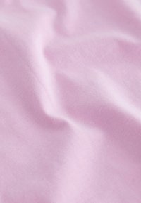 Tissu rose clair avec une texture douce et lisse, un subtil éclat, présentant de légères rides et un tissage uniforme.