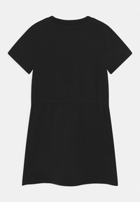 Svart klänning med korta ärmar, rund halsringning och elastisk midja. Tyget verkar slätt med en avslappnad passform.