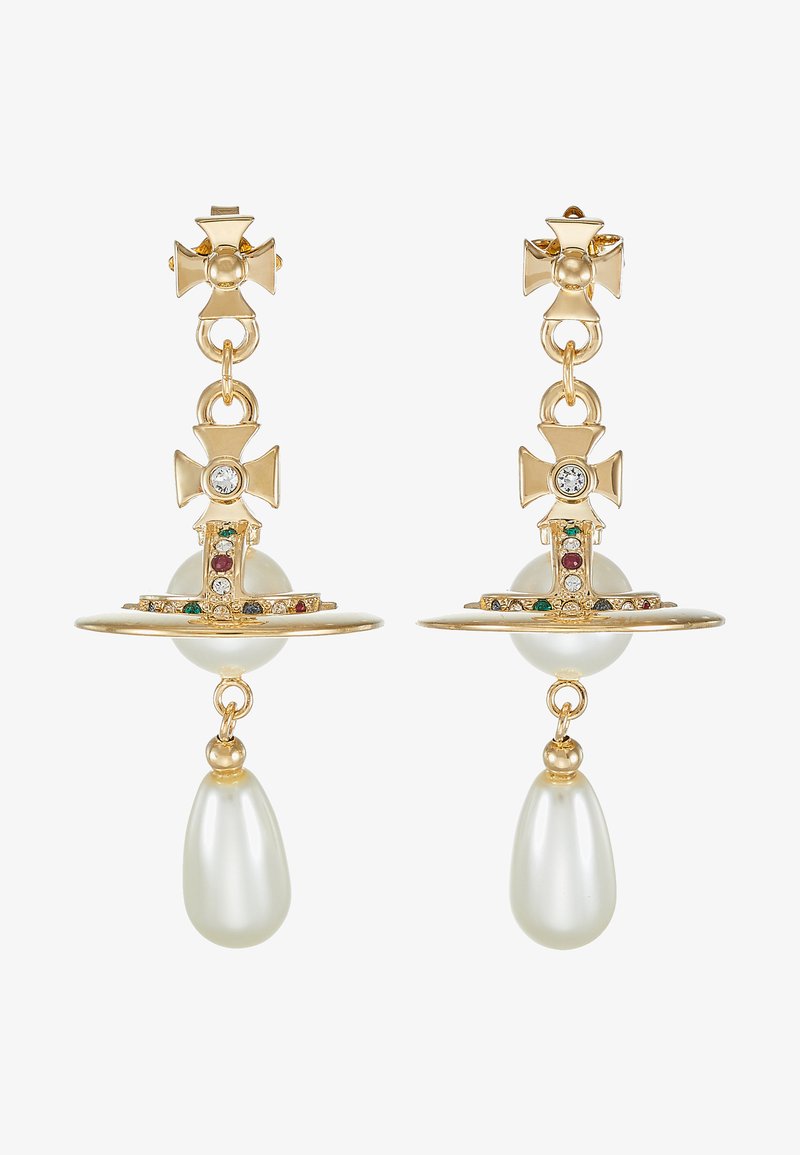 Brincos em tom dourado com um design de cruz, realçados com toques coloridos, inserções circulares de pérolas e pérolas em forma de gota penduradas.