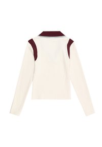 Witte poloshirt met lange mouwen, voorzien van een bordeauxrode kraag en schouderaccenten. Glad textuur met contrasterende kleurdetails.