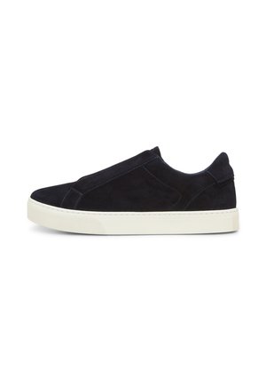 Marineblauwe suède slip-on sneakers met een witte rubberen zool. Voorzien van stiksels en een gladde afwerking. Ronde neus en een laag profiel ontwerp.