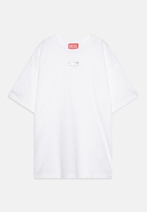 Hvid oversize T-shirt med korte ærmer med lille sølv ovalt logo på brystet og rød Diesel label på indersiden af kraven.