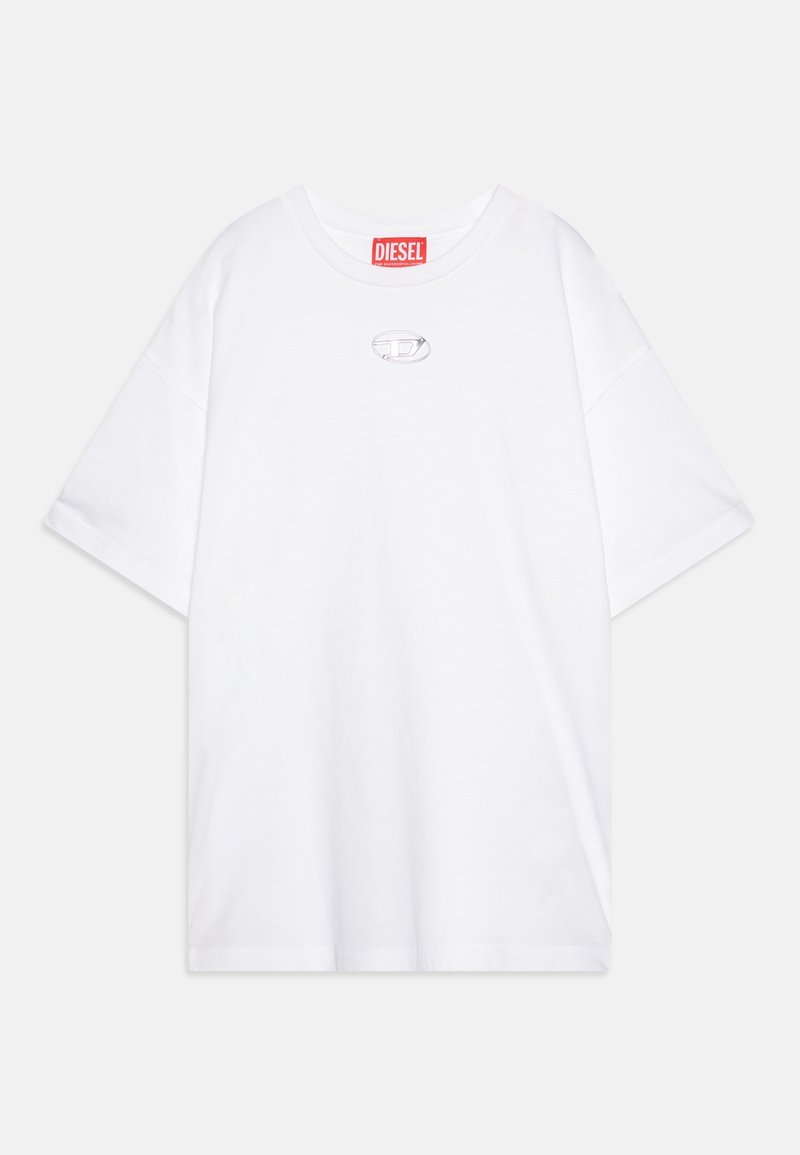 T-shirt blanc oversize à manches courtes avec petit logo ovale argenté sur la poitrine et étiquette rouge Diesel à l'intérieur du col.