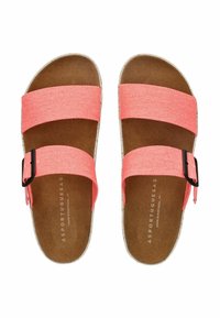 Sandali coral pink con due cinturini in tessuto e una fibbia nera regolabile, caratterizzati da una soletta testurizzata e una suola di colore chiaro.