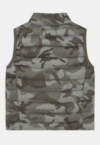 Gilet senza maniche imbottito in motivo camouflage, caratterizzato da tonalità di verde e grigio. Tessuto liscio con sezioni cucite e colletto.