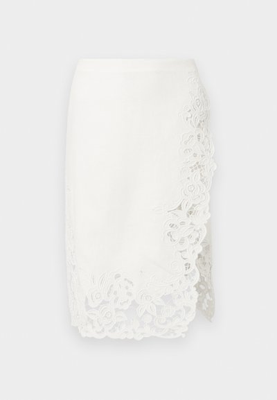Λευκή pencil φούστα μέχρι το γόνατο με διακοσμητική δαντέλα με floral σχέδιο κατά μήκος του τελειώματος και πλαϊνή σκισμή, λείο ύφασμα και εφαρμοστό ζωνάκι στη μέση.