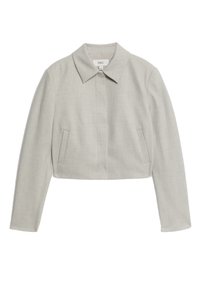 Světle béžová krátká bunda s dlouhými rukávy, špičatým límcem, skrytými předními knoflíky a postranními kapsami s rozparkem.