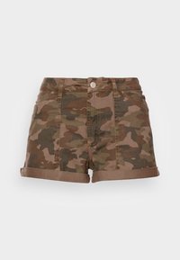 Pantalones cortos con estampado de camuflaje en tonos marrón y verde. Hechos de algodón con puños doblados, bolsillos frontales y cierre frontal con botones.