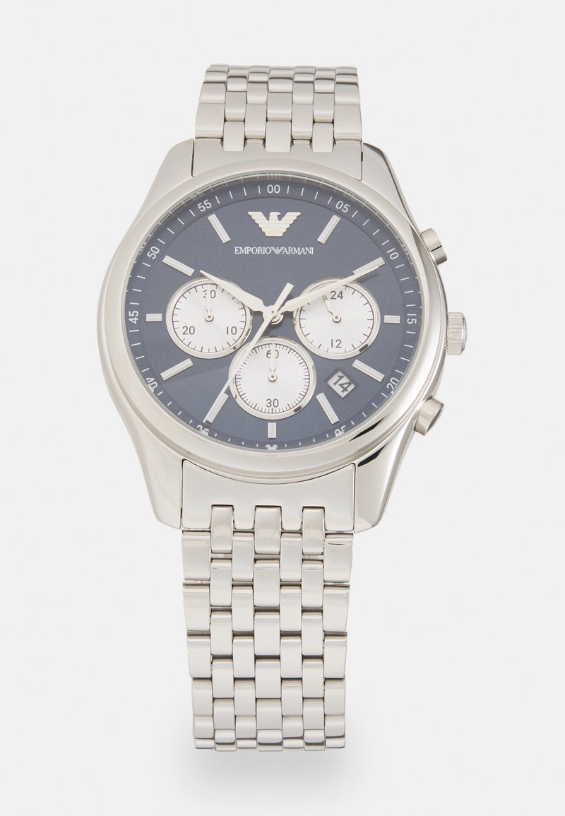 Montre en acier inoxydable argenté avec un cadran bleu marine, trois sous-cadrans, afficheur de date et bracelet en maillons. Présente le logo à la position de 12 heures.