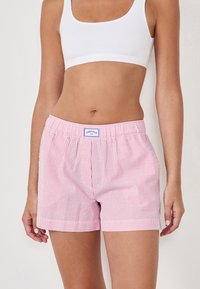 Rood-witte gestreepte shorts met een elastische tailleband en een label met de tekst "Lobster Club." Gemaakt van een lichte stof met een relaxte pasvorm.