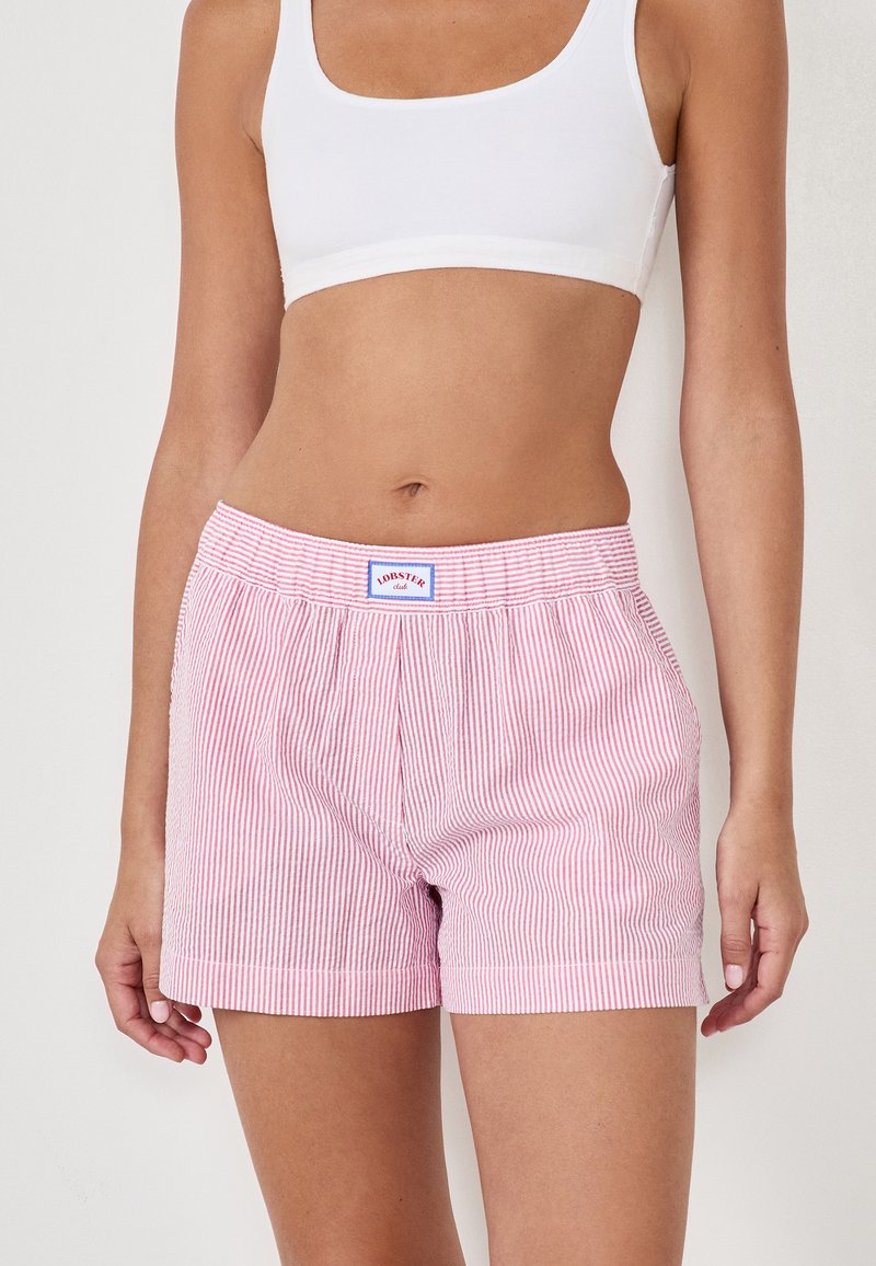Rood-witte gestreepte shorts met een elastische tailleband en een label met de tekst "Lobster Club." Gemaakt van een lichte stof met een relaxte pasvorm.
