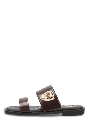 Sandalia plana marrón con dos tiras, con una decoración en forma de lágrima dorada en la tira superior más ancha y una suela negra.