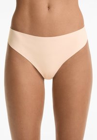 Naakt bikini briefs gemaakt van glad, rekbaar stof met een lage taille en naadloze randen voor comfort. Geen zichtbare patronen of hardware.