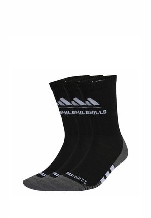 Tres calcetines tipo tripulación en negro y gris con un logo y texto blancos en el puño, exhibidos uno al lado del otro sobre un fondo blanco.