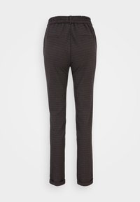 Pantaloni a quadri scuri con vestibilità rilassata, dotati di una vita elasticizzata e orli arrotolati, mostrati su uno sfondo bianco.