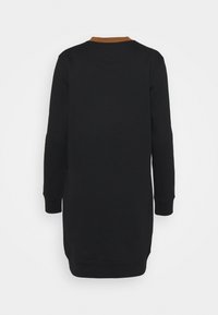 Svart långärmad sweatshirtklänning med rund halsringning. Har en kontrasterande brun halskrage och ribbade ärmslut. Slät textur.