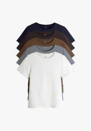 Conjunto de cinco camisetas de manga corta en varios colores: azul marino, marrón oscuro, marrón claro, a rayas y blanca. Tejido de algodón suave, diseño de cuello redondo.