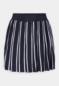 Jupe plissée marine avec des rayures verticales blanches, taille élastique et tissu texturé. L'ourlet se termine au-dessus de la mi-cuisse.