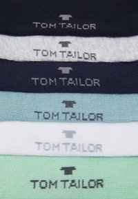 Socken im Set in verschiedenen Farben: marineblau, hellgrau, aqua, weiß und mintgrün. Jede Socke trägt das "TOM TAILOR"-Logo in kontrastierenden Farben.
