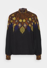 Blusa nera con un collo alto a volant, maniche lunghe a sbuffo e un motivo astratto colorato in oro, blu e arancione sul corpo e sui polsini.