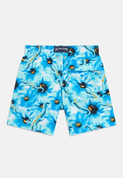 Kék virágos fürdőnadrág, amely texturált gyík mintázattal rendelkezik, gumis derékrésszel és hátulján zsebfedővel ellátott zsebbel.