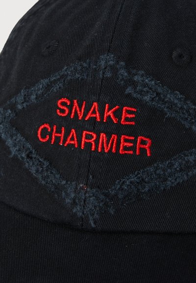 Casquette noire avec broderie rouge "SNAKE CHARMER", au texture usée et à la visière courbée, fabriquée en tissu coton.