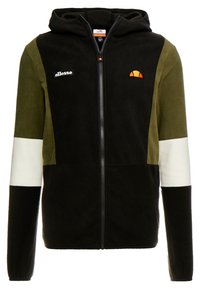 Giacca in pile con cappuccio, caratterizzata da blocchi di colore nero, verde oliva e bianco, chiusura con zip e dettagli del logo sul petto.