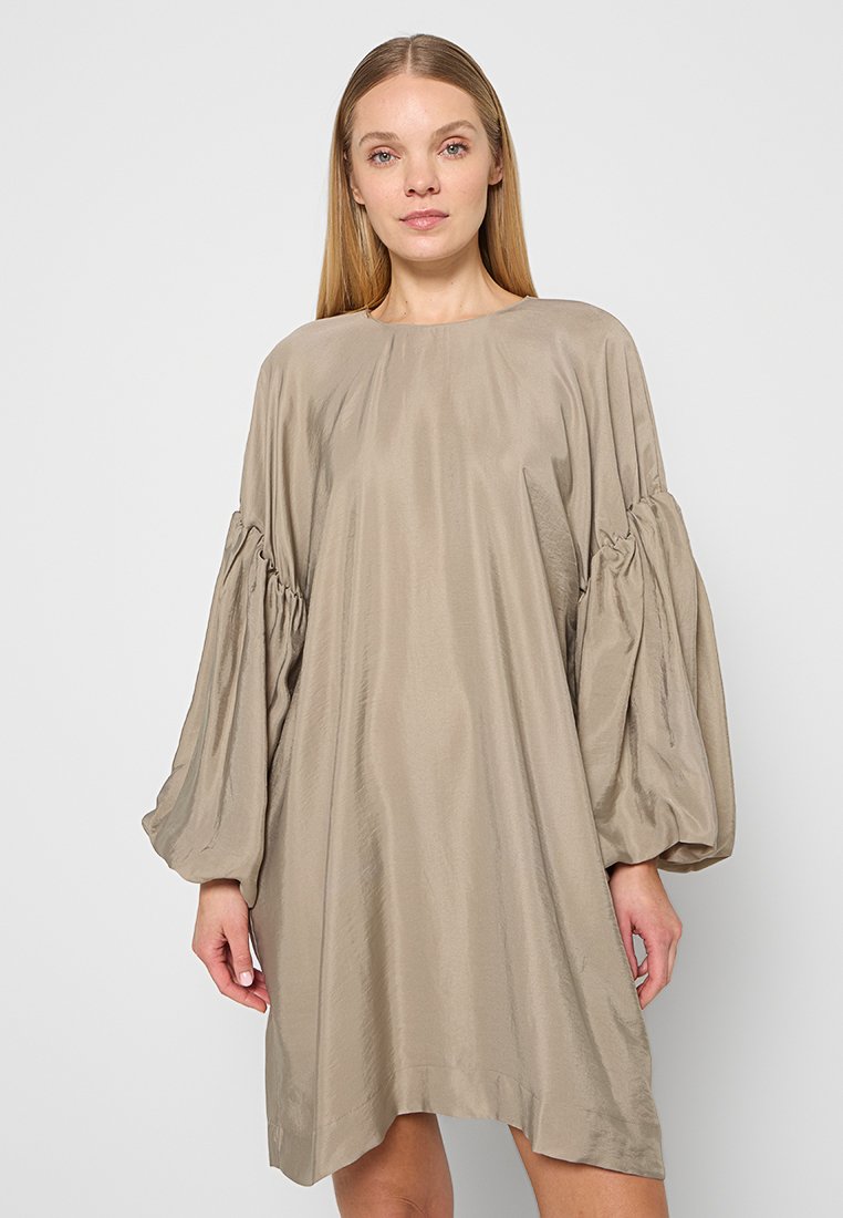 Gestuz Jurk beige